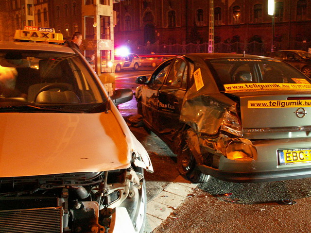 Pénzszállító ütközött taxival