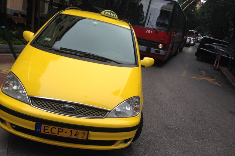 Shoppingoló taxis bénította meg Újlipótváros forgalmát