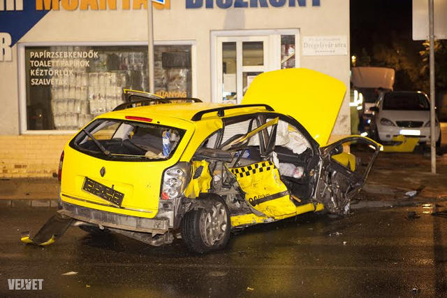 Taxi és Mercedes ütközött Budapesten