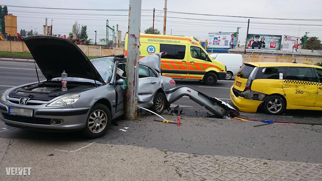 Oszlopnak csapta a taxi a Peugeot-t