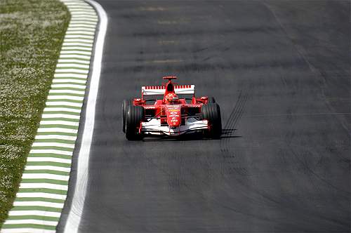 Schumacheré az év első pole-ja Bahreinben
