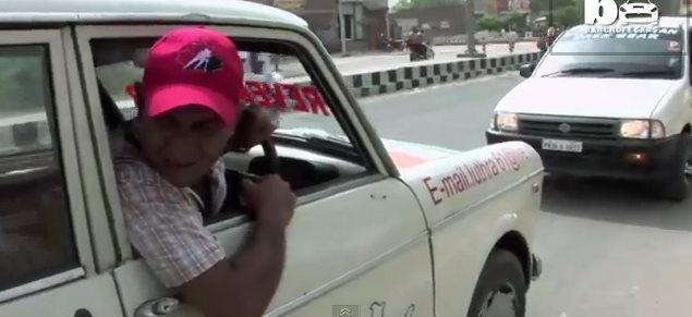 11 éve tolatva vezet egy taxisofőr – videó
