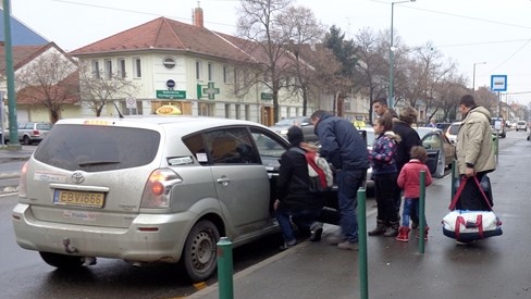 Fuvarozhat e migránsokat egy taxis avagy neme? Te felismernéd e a napbarnított, angolul rosszul beszélő BKK ellenőrt?