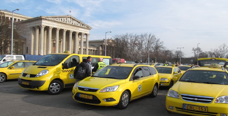 Elég volt!    Rendet akarunk!    Demonstrációsorozat, az engedély nélküli taxiszolgáltatás felszámolásáért.